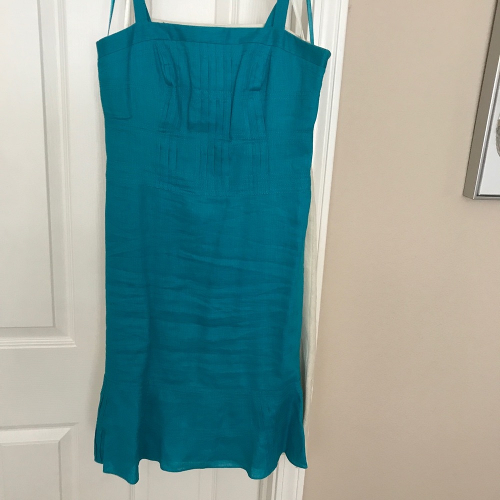 Stunning Ann Taylor linen dress with details!